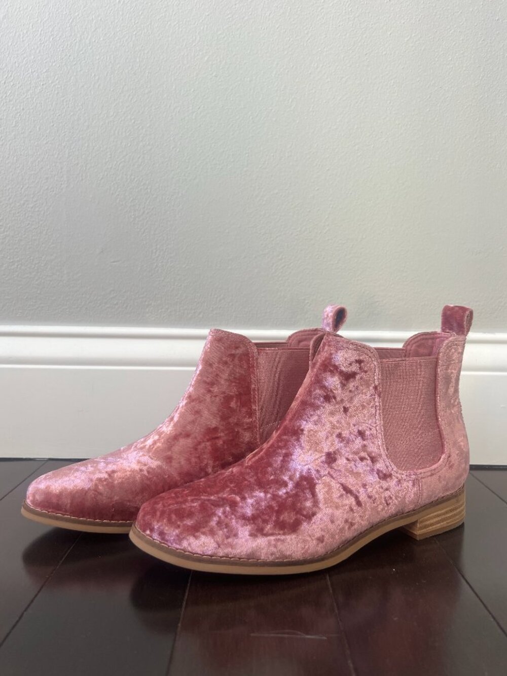 TOMS Women's Ella Chelsea Boot Pink Velvet NWOB – Never Worn – Women's Size 7